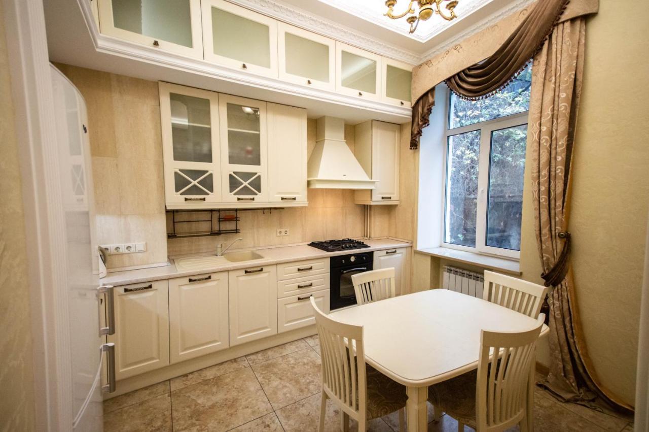 Kyiv Classic Apartment Buitenkant foto